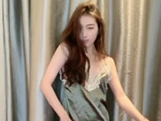 Ragazza asiatica sexy in pigiama che balla provocante