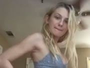 Giovane bionda ragazza mostrando su Periscope